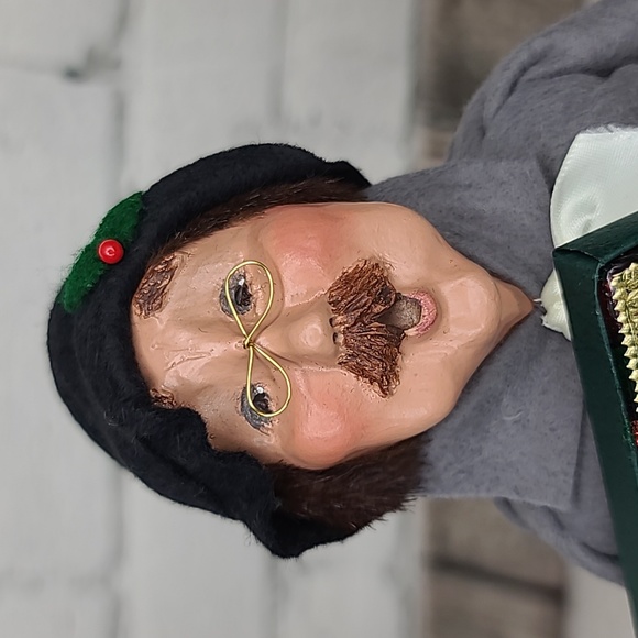 Byers' Choice Caroler 2004 Christmas Traditions Man with Christmas Crackers - Picture 4 of 17
